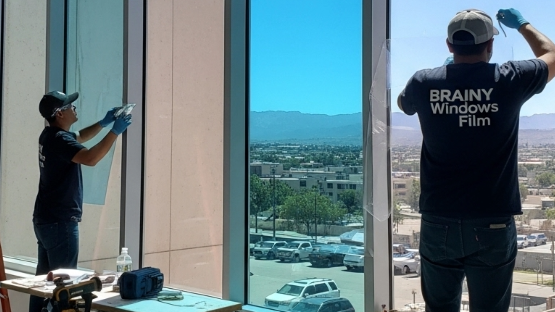 Proyectos 3 Instalación de película para ventanas 3M en una oficina moderna.
