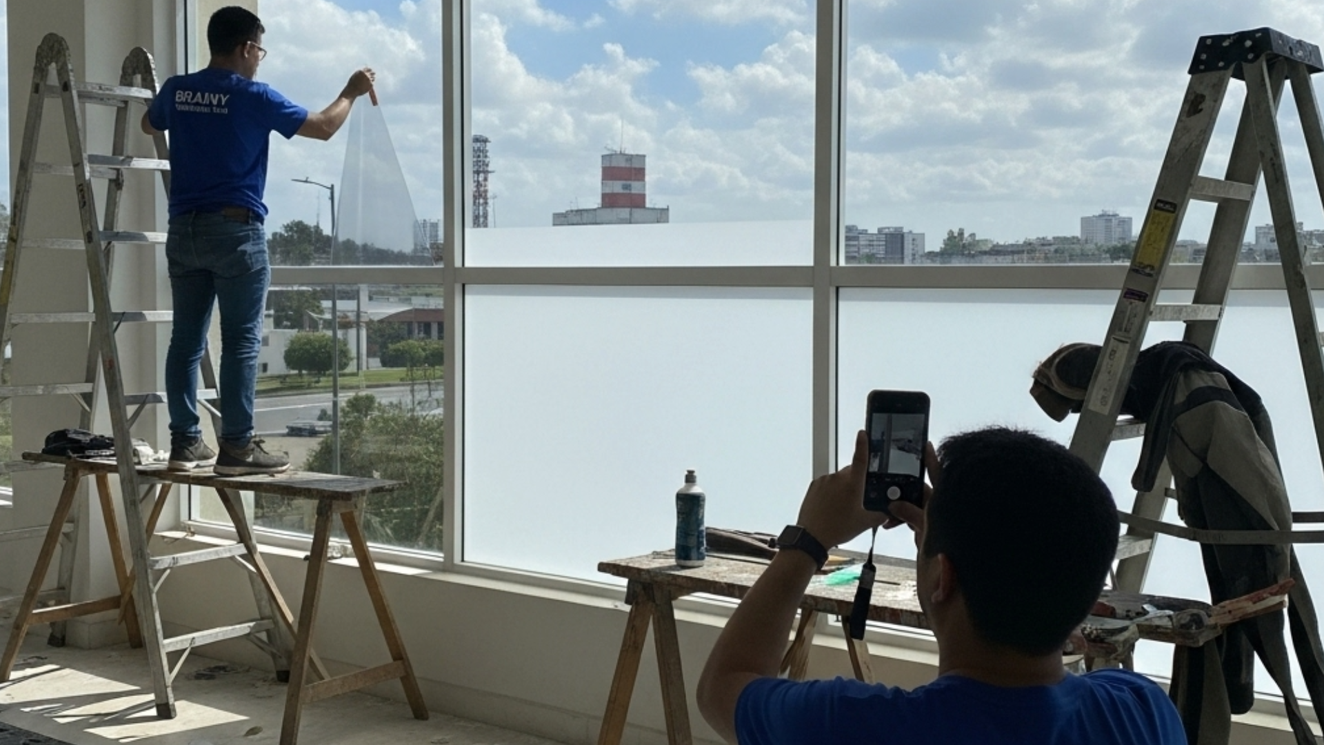 Proyectos 11 Sala de juntas con ventanas cubiertas de película blanca para privacidad.
