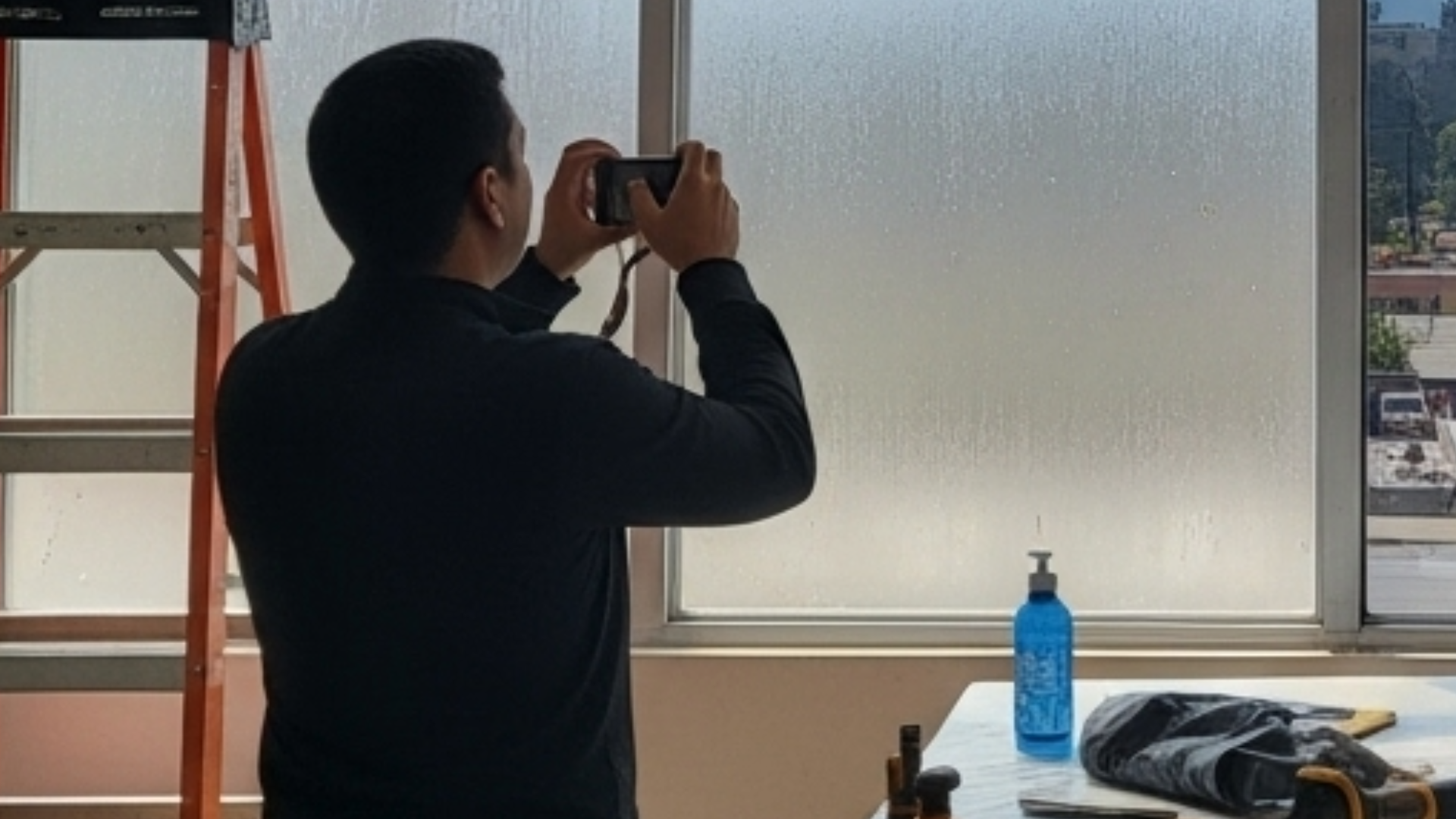 Proyectos 13 Baño con película opaca para garantizar la privacidad total.