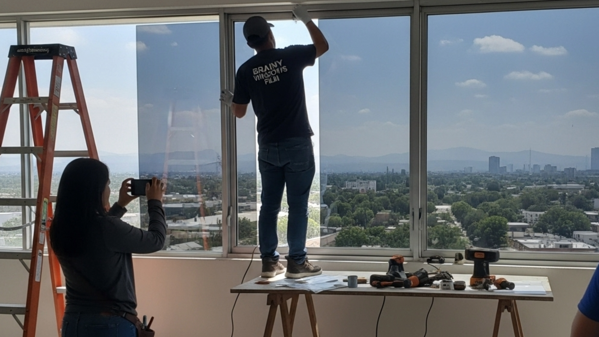 Proyectos 18 Vista desde el interior de una ventana con película efecto espejo.