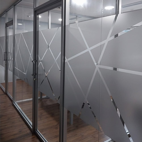 Instalador profesional de polarizado de ventanas trabajando en una residencia en Naucalpan.